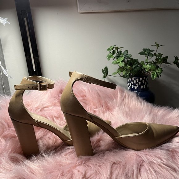 Women's Size 6.5 Closed Toe Pointed Heels with Strap - Picture 2 of 5